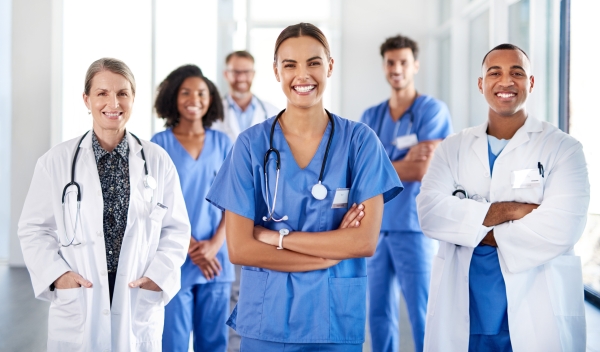 Equipo médico sonriendo en un pasillo hospitalario
